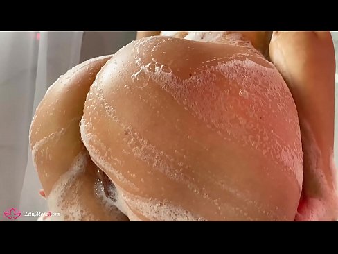 ❤️ Brunette o ipholla litho tsa botona kapa botšehali ho li khotsofatsa Pussy e nang le Vibrator ho ea ho Intense Orgasm in Shower ️  ❌️