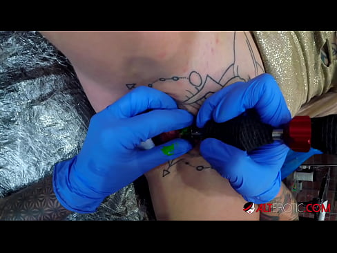 ❤️ Sully Savage ea nang le li-tattoo tse chesang haholo o ile a fumana tattoo clitoris ea hae ️  ❌️